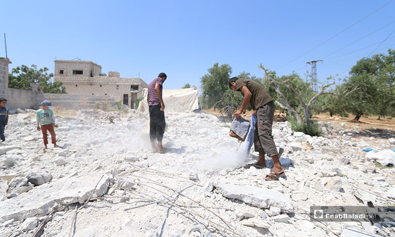 جمال الشمعة يبني خيمة فوق أنقاض منزله التي دمرته طائرات النظام المروحية في ريف إدلب الجنوبي - 6 من آب 2019 (عنب بلدي)