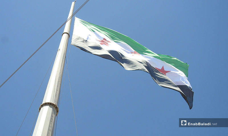 مراسم رفع علم الثورة السورية خلال مظاهرة في مدينة مارع بريف حلب الشمالي - 9 من آب 2019 (عنب بلدي)