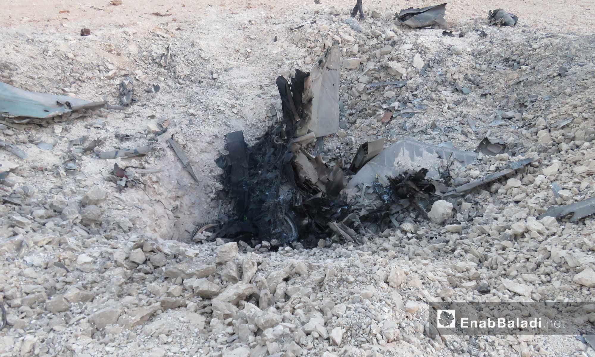 حطام طائرة حربية تابعة للنظام السوري من نوع سوخوي 22 أسقطتها الفصائل بالقرب من بلدة التمانعة في ريف إدلب الجنوبي- 14 من آب 2019 (عنب بلدي)