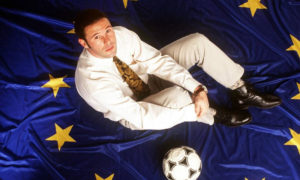 اللاعب البلجيكي جان مارك بوسمان يجلس على علم الاتحاد الأوروبي وعلى جانبه كرة ( imago sportfotodienst)

