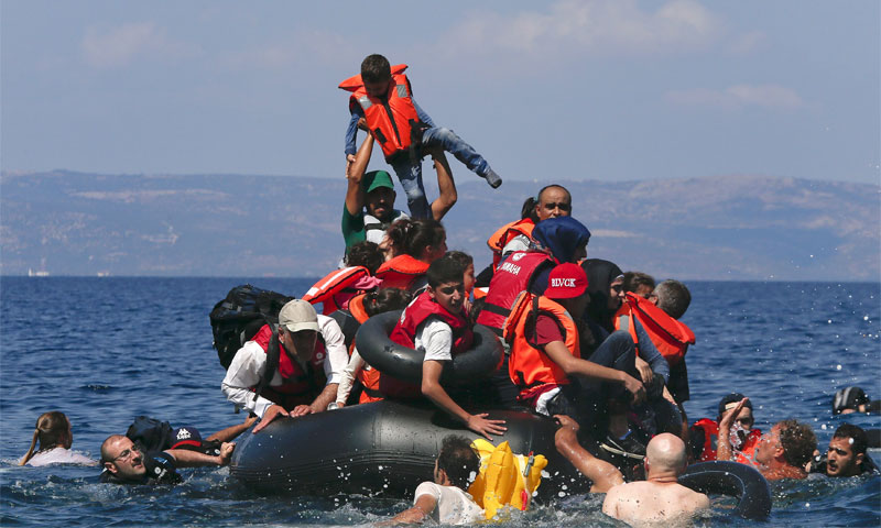 لاجئون في قارب غارق في طريق الهجرة إلى أوروبا - 2015 (رويترز)