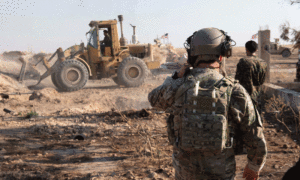 قوات سوريا الديمقراطية (قسد) في أثناء إزالة التحصينات العسكرية على الحدود مع تركيا - 22 آب 2019 (البنتاغون)
