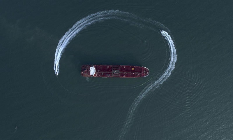 سفينة إيرانية تدور حول ناقلة ستينا إمبيرو البريطانية - 21 تموز 2019 (AP)
