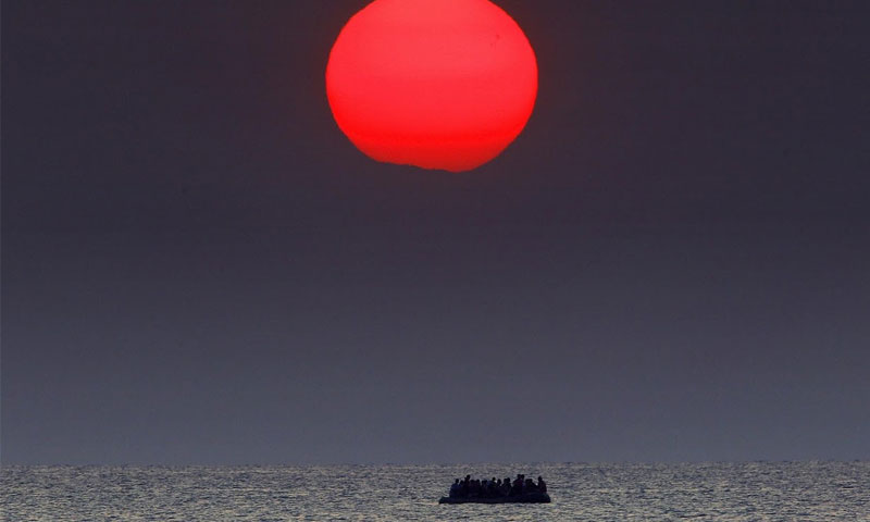 قارب يحمل لاجئين متجهين إلى اليونان - 2015 (يانيس بهراكيس رويترز)