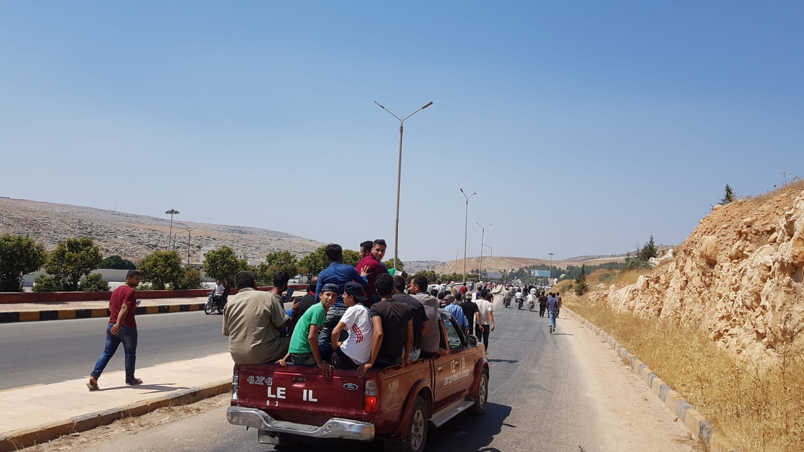 متظاهرون يتجهون إلى معبر باب الهوى الحدودي - 30 من آب 2019 (فيس بوك)