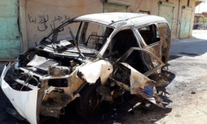 سيارة القيادي في حراس الدين بعد تعرضها لتفجير بعبوة ناسفة في تفتناز شرقي إدلب 3 آب 2019 (ناشطون على فيس بوك)