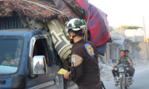 عناصر الدفاع المدني يوزعون منشورات توعوية على ناحي إدلب العائدين إلى منازلهم 4 آب 2019 (الدفاع المدني السوري)
