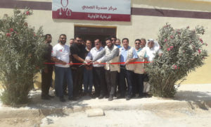 المركز الصحي في بلدة صندرة بناحية اخترين بريف حلب الشمالي أثناء افتتاحه من قبل المجلس المحلي 7 آب 2019 (المجلس المحلي للبلدة على فيس بوك)