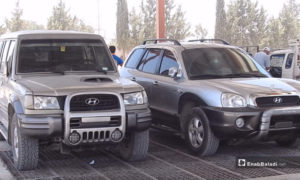 سيارات تنتظر دورها في التسجيل في مدينة الراعي بريف إدلب 2 آب 2019 (عنب بلدي)