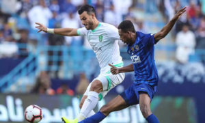 اللاعب عمر السومة مع مدافع نادي الهلال السعودي  في لقاء 
