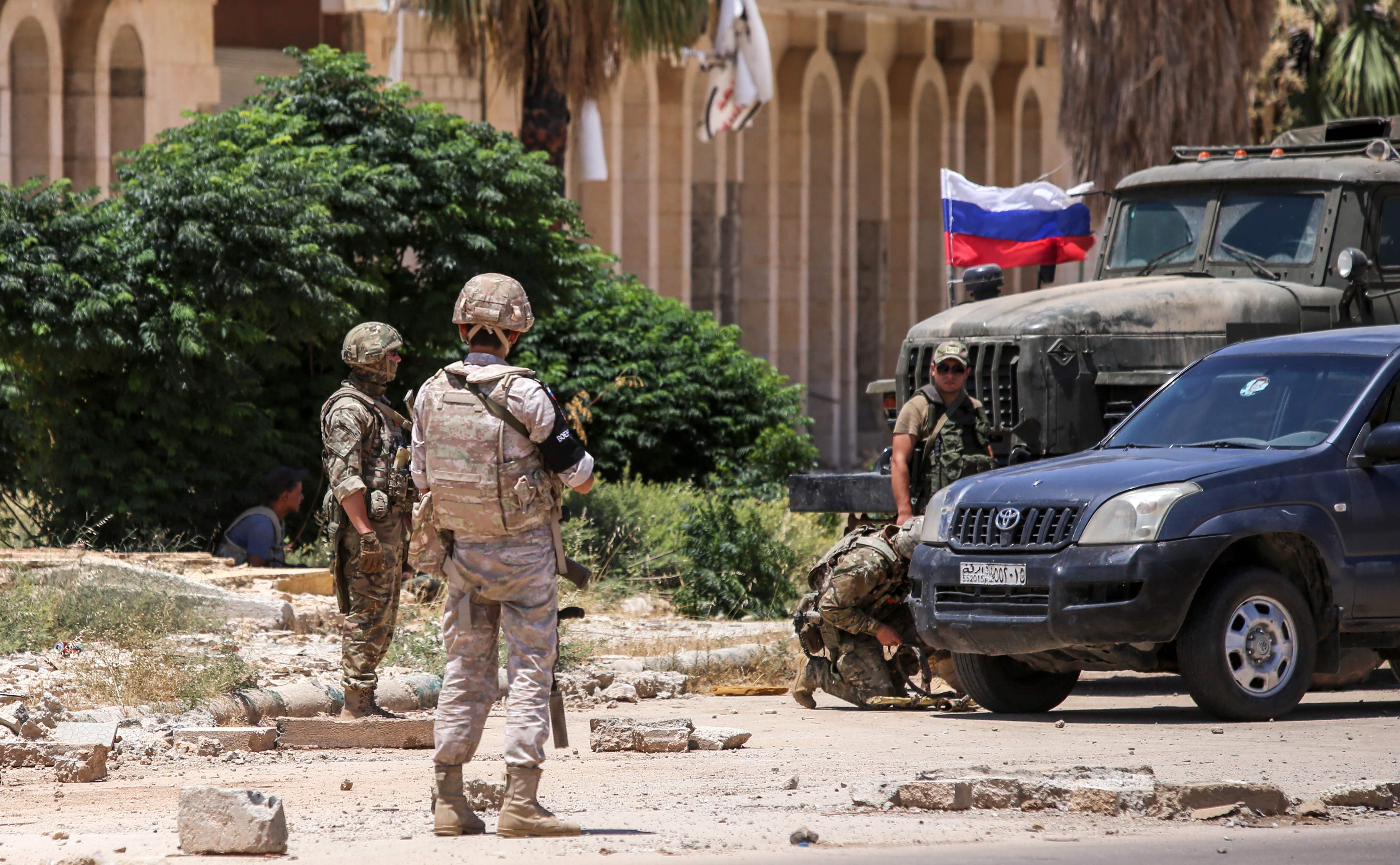 أفراد من الشرطة العسكرية الروسية عند معبر نصيب الحدودي مع الأردن في محافظة درعا- 7 من تموز 2018 (AFP)