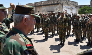 وزير الدفاع في حكومة النظام السوري علي عبد الله أيوب في زيارة إلى بلدة الهبيط- 11 آب 2019 (سانا)
