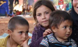 أطفال نازحون في منطقة أطمة على الحدود التركية -أيار 2019 (عنب بلدي)