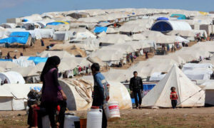مخيم أطمة للاجئيين السوريين في ريف إدلب بالقرب من الحدود السورية التركية 2015 (AP)
