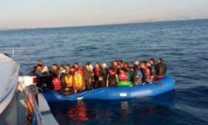 ضبط 80 مهاجرًا غير شرعي قبالة سواحل أزمير غربي تركيا( الصورة تعبيرية)