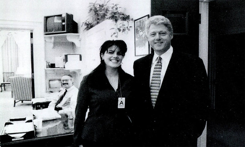 الرئيس الأمريكي السابق بيل كلينتون ومونيكا لوينسكي في البيت الأبيض1995 (نييورك تايمز)