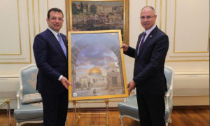 السفير الفلسطيني في تركيا، فايد مصطفى، مع رئيس بلدية إسطنبول، أكرم إمام أوغلو (sozcu)