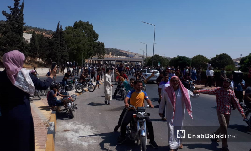 متظاهرون يقتحمون معبر باب الهوى االحدودي مع تركيا - 30 من آب 2019 (عنب بلدي)