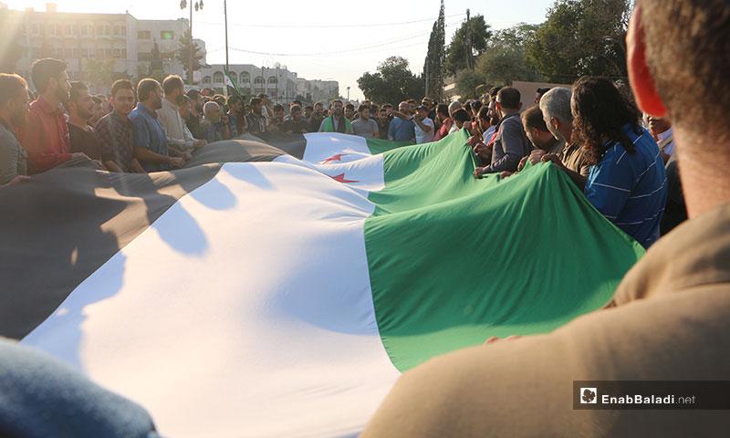 مظاهرة  في ساحة الساعة بمدينة إدلب تطالب بتحرير خان شيخون وإسقاط النظام - 16 من أيلول 2019 (عنب بلدي)