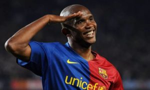 اللاعب الكاميروني صاموئيل إيتو رفقة برشلونة الإسباني (إنترنت)