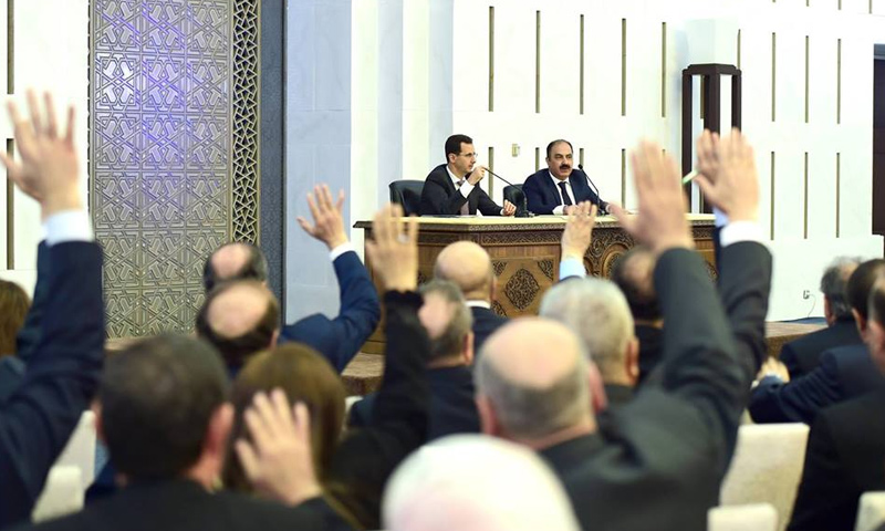 اللجنة المركزية لحزب البعث في اجتماع لها مع رئيس النظام السوري بشار الأسد - نيسان 2017 - (فيس بوك)