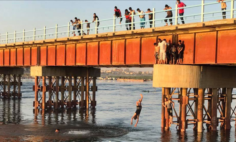 مواطنون يتوجهون للسباحة في نهر الفرات في محافظة الرقة - 30 آب 2019 (المصور عبود حمام)