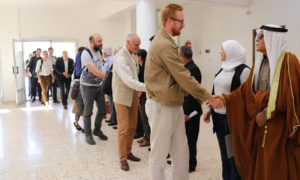 وفد بريطاني يلتقي سياسيين في مجلس سوريا الديمقراطية في عين عيسى شمالي الرقة - 17 من أيلول 2019 (مجلس سوريا الديمقراطية)