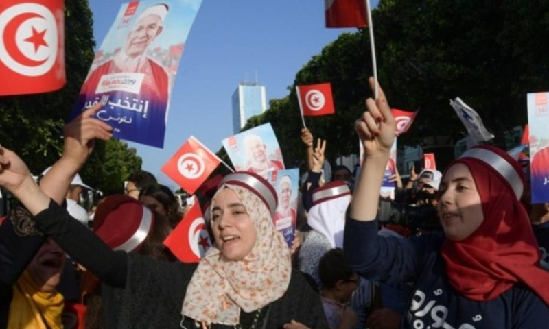 مناصرون للمرشح التونسي عبد الفتاح مورور في الانتخابات التونسية (AFP)