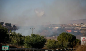 الدخان يتصاعد قرب الحدود الإسرائيلية اللبنانية إثر استهداف 