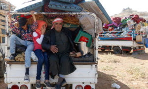 عائلة سورية مهجرة قسرياً من لبنان على متن سيارة 28 حزيران 2018 (المصدر: رويترز) 