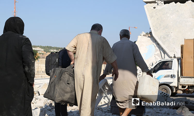 نازحون يستغلون الهدوء النسبي للقصف لنقل أثاث منازلهم المدمرة في ريف إدلب الجنوبي 6 أيلول 2019 (عنب بلدي)