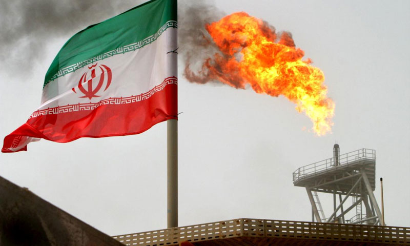 العلم الإيراني قبالة حقول سوروش النفطية - 2005 (رويترز)