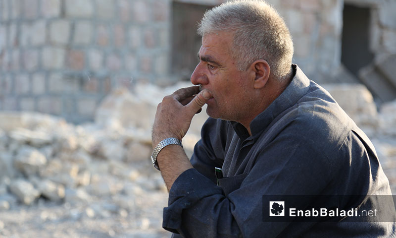 نازحون يستغلون الهدوء النسبي للقصف لنقل أثاث منازلهم المدمرة في ريف إدلب الجنوبي 6 أيلول 2019 (عنب بلدي)