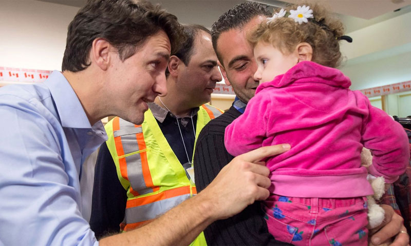 رئيس الوزراء الكندي جاستن ترودو يستقبل اللاجئين السوريين في كندا - 2015