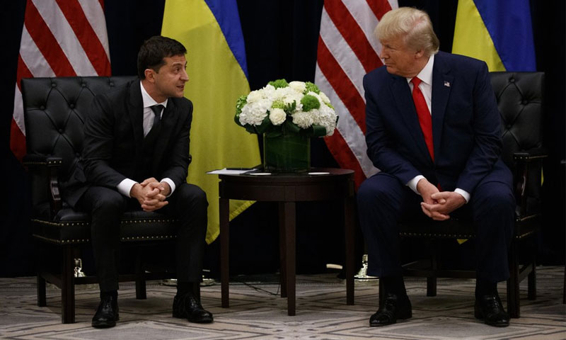 الرئيس الأمريكي دونالد ترامب في اجتماع مع الرئيس الأوكراني فولديمير زيلينسكي - 25 أيلول 2019 (AP)