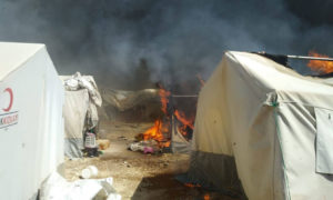 حريق يلتهم خيام النازحين بمخيم البل بمنطقة اعزاز شمالب حلب 2 أيلول 2019 (اعزاز في فيس بوك)