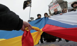 العملين الروسي والأوكراني بأيادي مواطنين من البلدين (سبوتنيك)