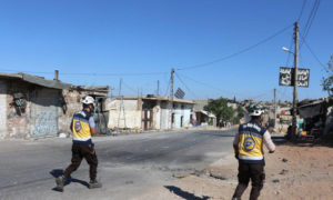 عناصر الدفاع المدني في أثناء التوجه إلى مناطق تعرضت للقصف في ريف إدلب الجنوبي، 21 من أيلول 2019 (الدفاع المدني السوري)