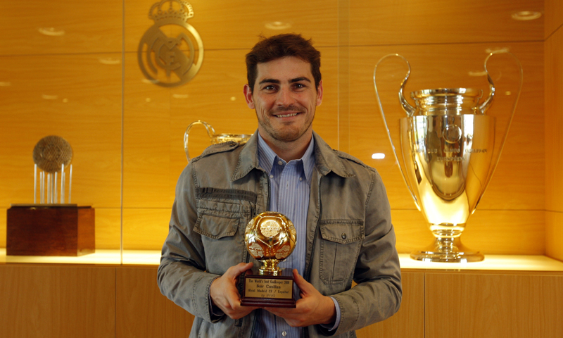 الحارس الإسباني إيكر كاسياس يحمل جائزة أفضل حارس في العالم (IFFHS)