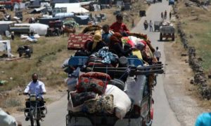 نازحون من درعا جنوبي سوريا أثناء نزوحهم في حزيران 2018 (رويترز)
