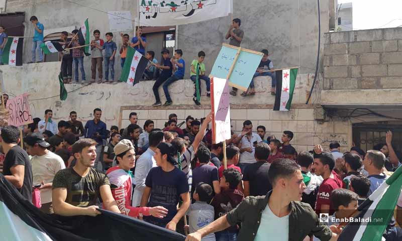 مظاهرات في كفرتخاريم بريف إدلب في جمعة الثورة جمعتنا ورايتها وحدتنا- 13 من أيلول 2019 (عنب بلدي)