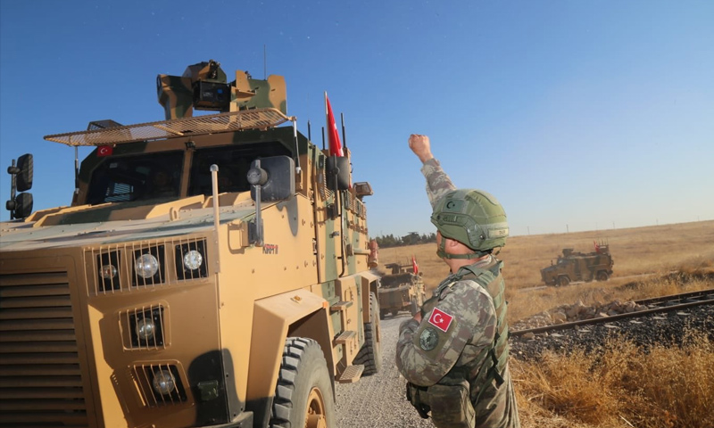 جندي تركي في أثناء تسيير الدورية الثانية شرق الفرات في إطار المنطقة الآمنة -24 من أيلول 2019 (وزارة الدفاع التركية)