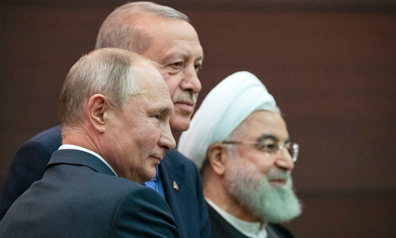 الرؤساء حسن روحاني من إيران، طيب أردوغان من تركيا وفلاديمير بوتين من روسيا يلتقطون صورة بعد مؤتمر صحفي في أنقرة - 16 من أيلول 2019 (رويترز)