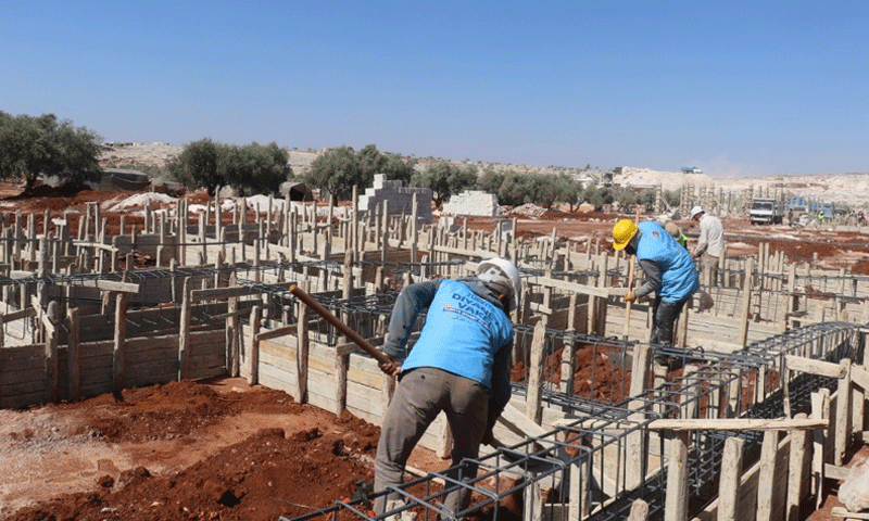 عمال من وقف الديانة التركي في أثناء تنفيذ المشروع السكني شمالي سوريا - 25 من أيلول 2019 (موقع الوقف التركي)