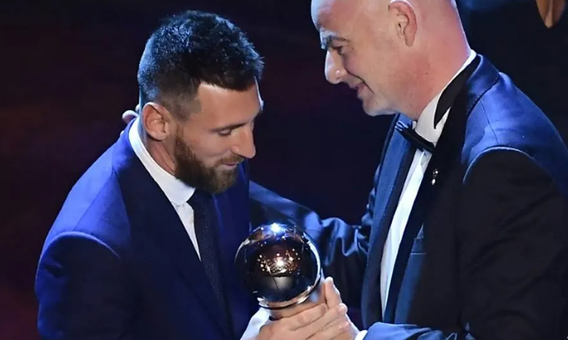 ليونيل ميسي يتسلم جائزة "الأفضل" التي يمنحها اتحاد كرة القدم الدولي لأفضل لاعب (AFP)