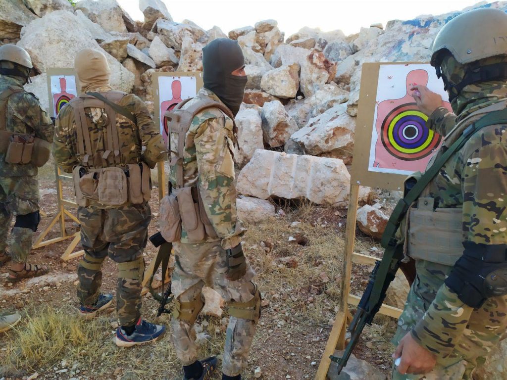 مقاتلون من مجموعة ملحمة تاكتيكال في أثتاء إجراء تدريبات قتالية في ريف إدلب - 24 من أبلول 2019 (ملحمة تاكتيكال عبر تلغرام)