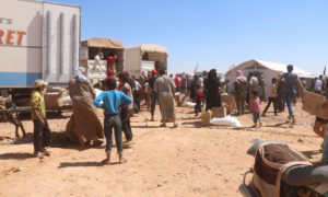 نازحين سوريين في مخيم الركبان على الحدود السورية أثناء توزيع مساعدة أممية في 6 أيلول 2019 (البادية 24)
