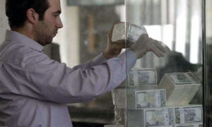 موظف في البنك المركزي السوري ينسق أوراق مالية فئة 500 ليرة - (AFP)
