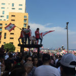 المتظاهرون في العاصمة اللبنانية بيروت يعيدون تركيب الخيام في ساحة الشهداءضمن احتفالات بعد استقالة حكومة الحريري 30 تشرين الأول 2019 (عنب بلدي)