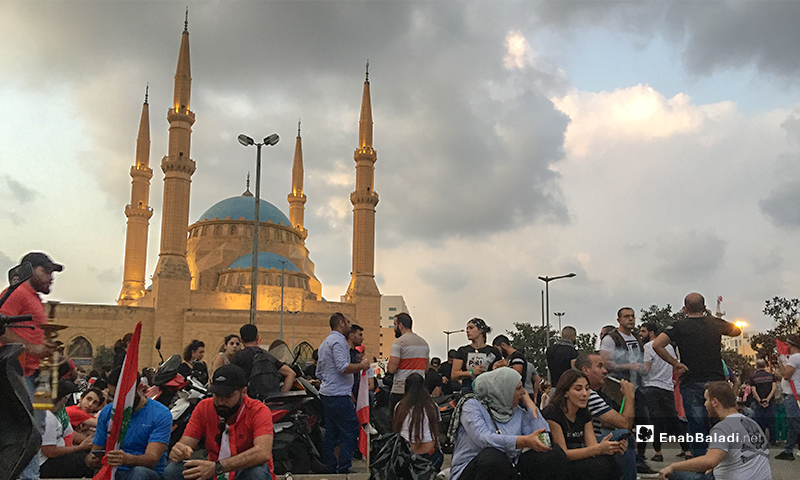 المتظاهرون في العاصمة اللبنانية بيروت يعيدون تركيب الخيام في ساحة الشهداءضمن احتفالات بعد استقالة  حكومة الحريري 30 تشرين الأول 2019 (عنب بلدي)
